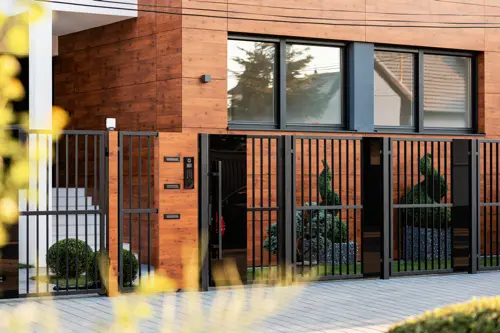 Façade de bâtiment résidentiel moderne sur la Rive-Sud de Québec, avec finitions peintes par Tremblay Experts Peintres, spécialistes en peinture multilogements et commercial.